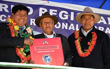 Gobernador Regional entregó títulos de propiedad rural para comuneros de Yunguyo 