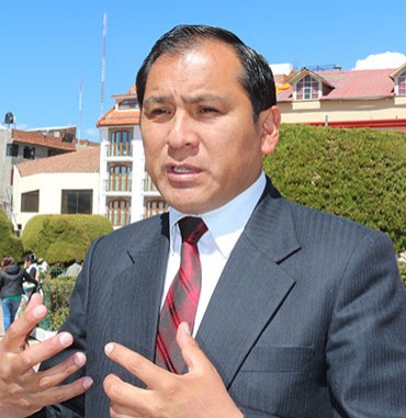 Flavio Cruz Mamani,  decano del Colegio de Profesores de Puno