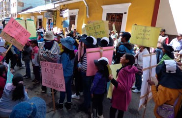 Protestan exigiendo respeto a inmueble del colegio en Puno