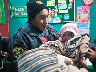 Juliaca: Agentes de serenazgo hallan bebé abandonada en vía pública