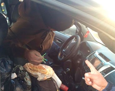 Juliaca: Detienen a ocupantes de vehículo por tener adherencias de droga 