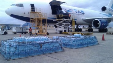 Bolivia dona agua embotellada para damnificados por huaicos en el Perú 