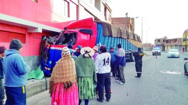 Camión se empotra en casa de avenida Circunvalación