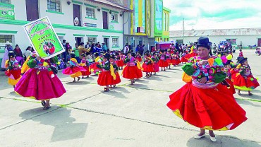 A los pies de la Virgen La Asociación Cultural Auténticos Chacareros de Titilaca de la Zona Lago del Distrito de Platería