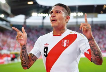 Guerrero iría al Sevilla, por sugerencia de Lionel Messi