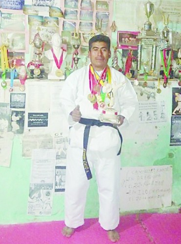 Entrenador de Karate - Do, Edwin Cayo, prepara talentos para llegar lejos