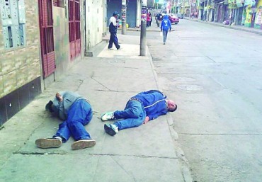 Tres personas ebrias que dormían en la vía pública fueron auxiliados