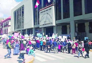 Padres protestan por IEP Bellavista