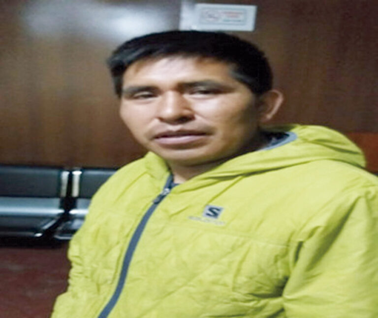 Conducía su automóvil realizando maniobras peligrosas