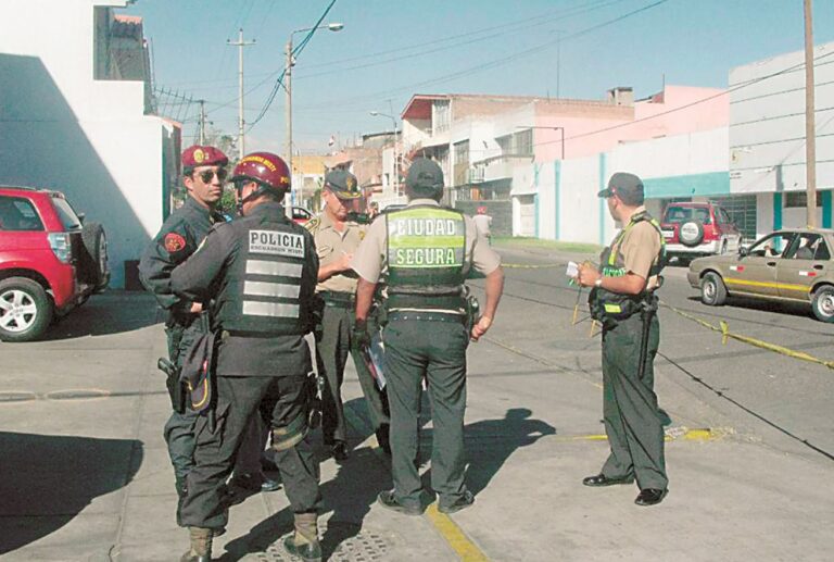 Motociclistas roban S/ 800 con pistola