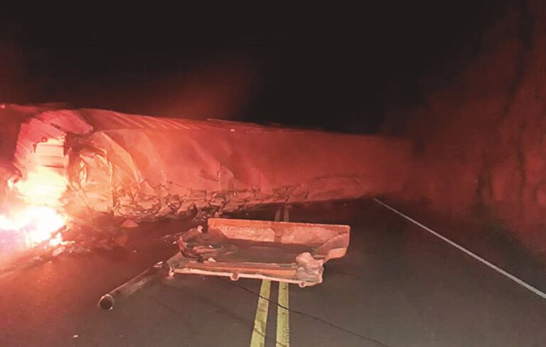 Incendio de camión deja dos muertos