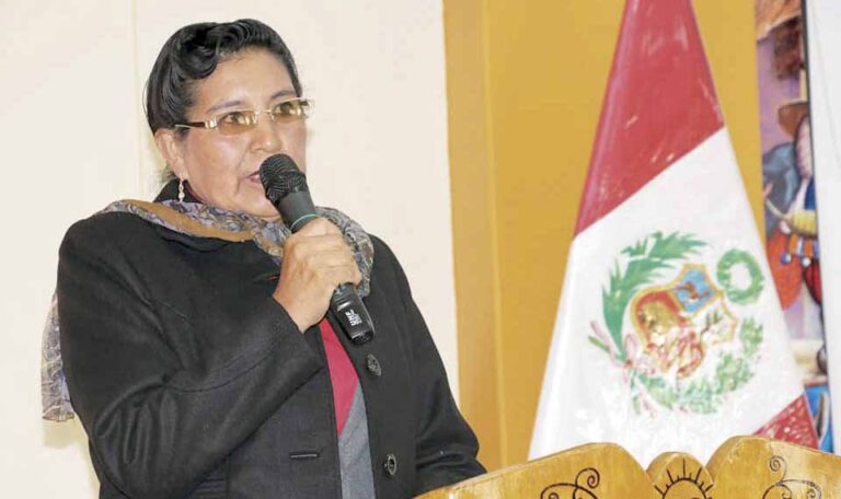 Titular de la Dirección Regional de Educación de Puno fue denunciada