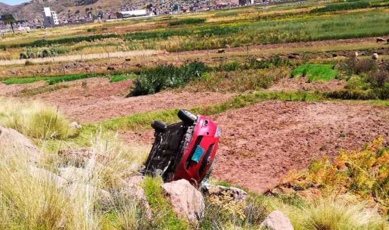 Auto se despista en vía a Desaguadero