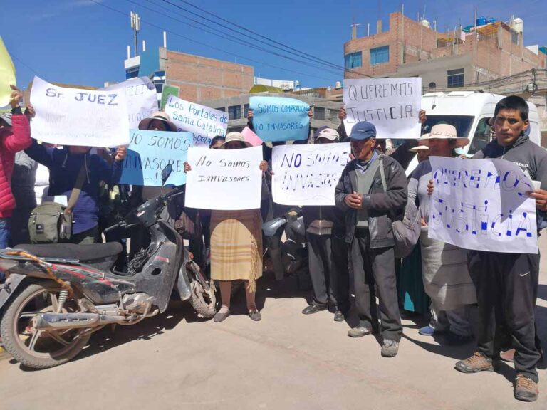 Más de 100 familias se resisten a desalojo