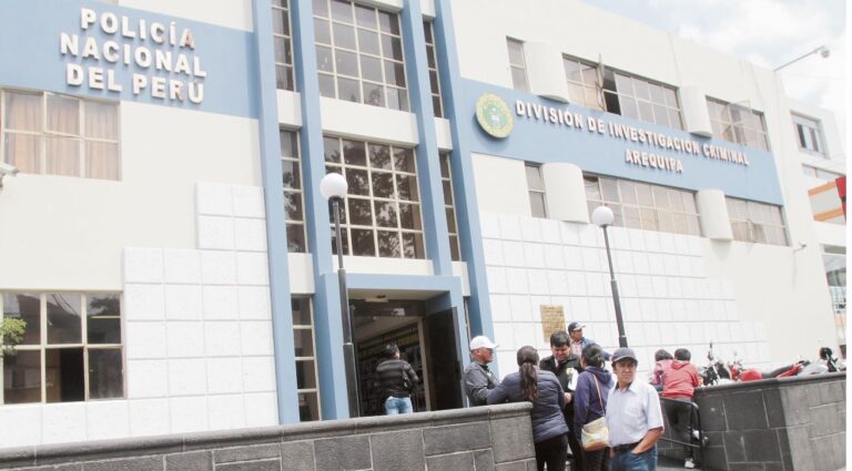 Roban S/ 100 mil a cambistas