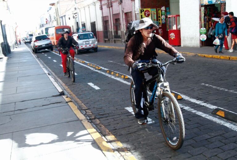 Cultura sí autorizó paraderos de ciclovías