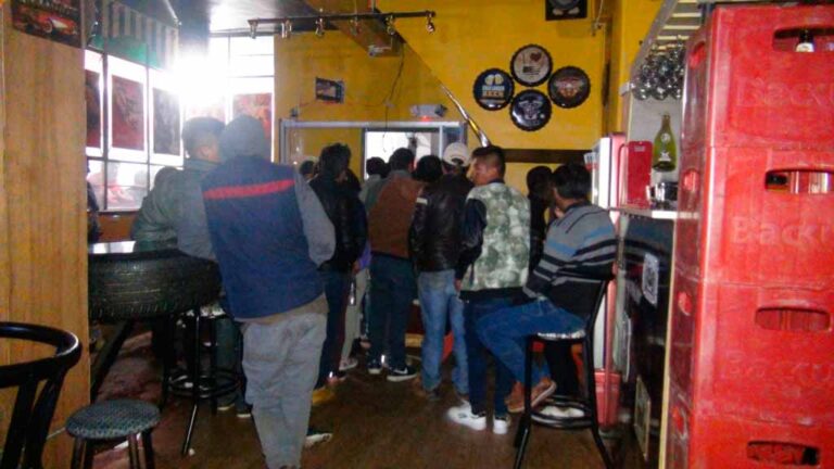 Agentes de la Policía fueron encerrados durante operativo en los locales ‘La Kalle’ y ‘Bola 8’
