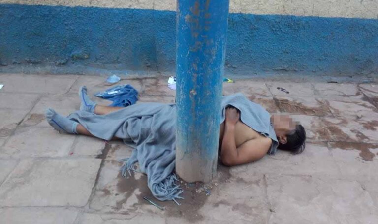 Joven amaneció desnudo en una concurrida calle de Juliaca
