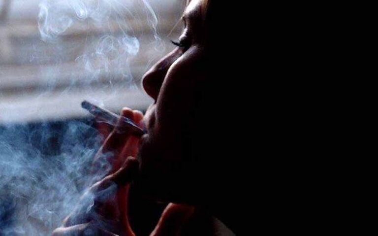 Mujeres fumadoras tienen mayor riesgo de padecer enfermedades del corazón