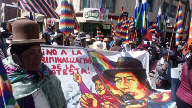 Quechuas y aymaras paralizan la región