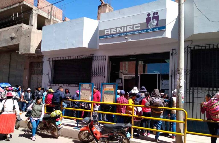 Malestar por largas colas en Reniec de Juliaca
