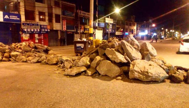Puno: Cierran el acceso en la avenida Simón Bolívar