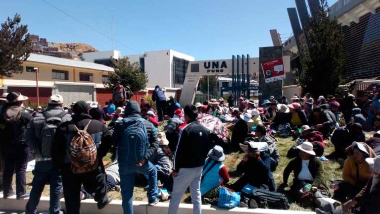 Cachimbos defendieron su ingreso a la UNA Puno