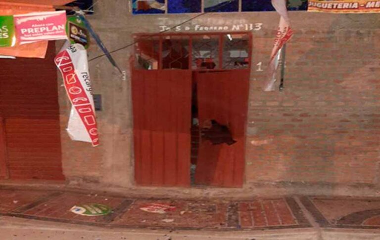 Explosión destrozó puerta de una vivienda