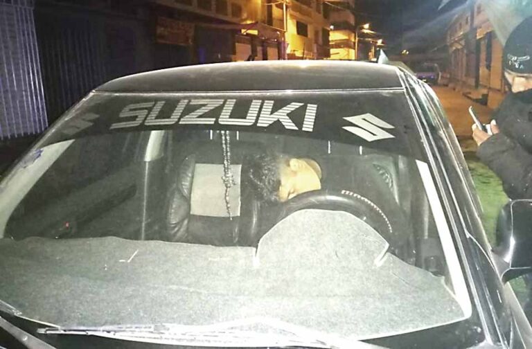 Puno: Policía ebrio se quedó dormido en auto encendido