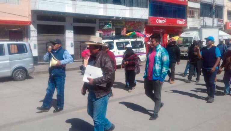 Transportistas acusan a alcalde de Juli por omisión de funciones