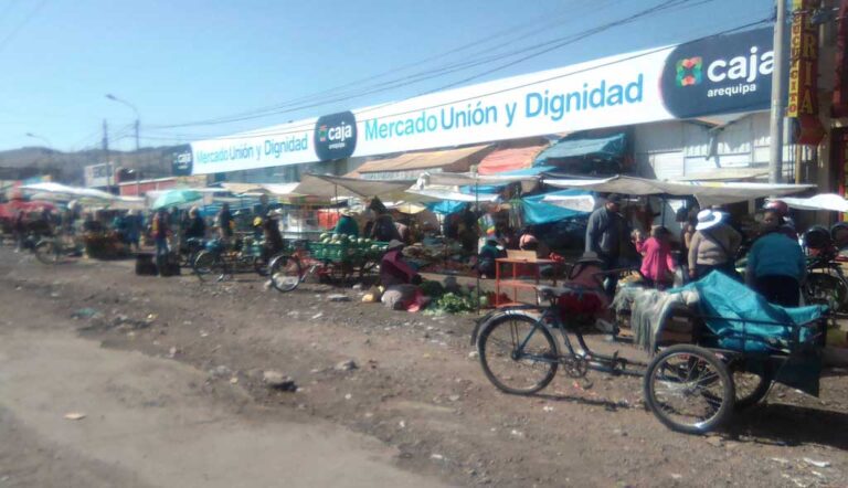 Puno: Feriantes no hacen caso a municipalidad y continúan vendiendo en avenida Simón Bolívar