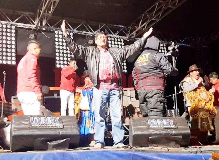 Director regional de Trabajo fue captado completamente ebrio en horario de trabajo