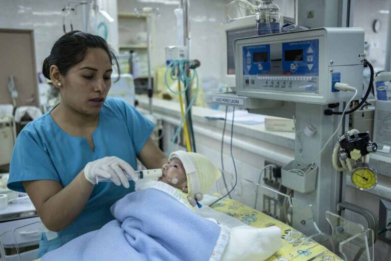 Déficit de enfermeros pone en riesgo salud de pacientes en cuidados intensivos