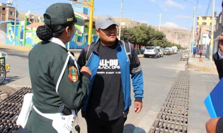 Puno: Multaron con 2 mil 100 soles a ‘jaladores’ de turistas