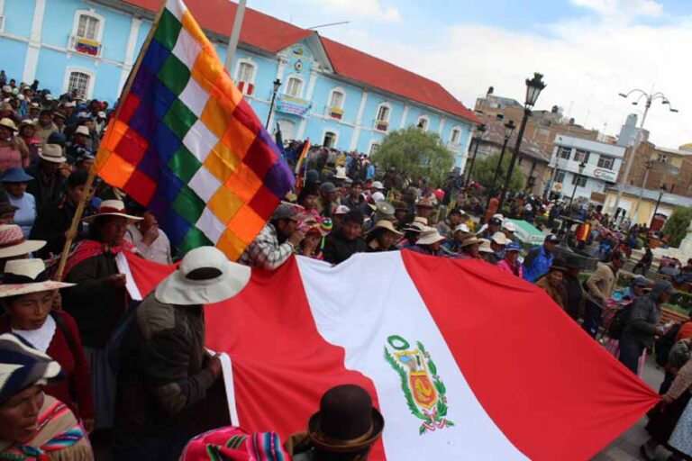 Puno: Atentado, detenidos y gases lacrimógenos en último día de paralización