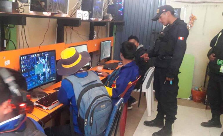 Escolares uniformados jugaban Dota en cabina de internet