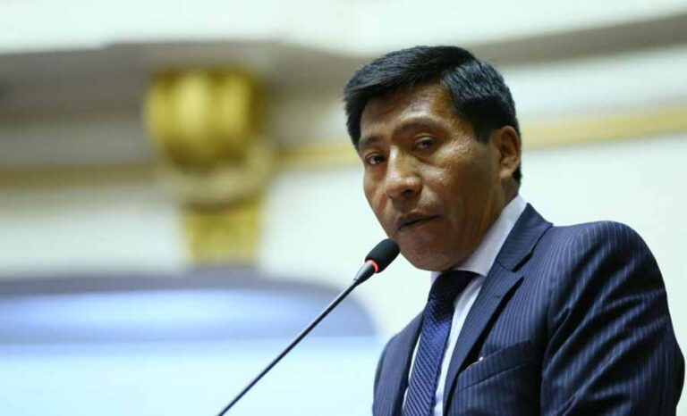 Con suspensión de Mamani, Puno pierde