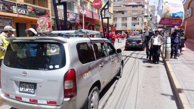 Taxistas acuerdan incremento de pasajes por suba de combustible