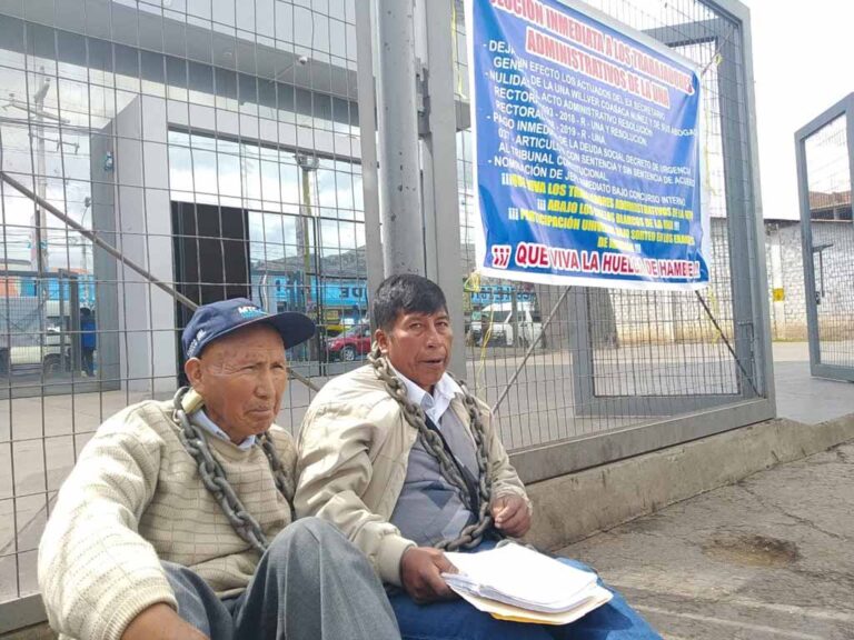 UNA Puno: Administrativos se encadenaron por prófugo exsecretario