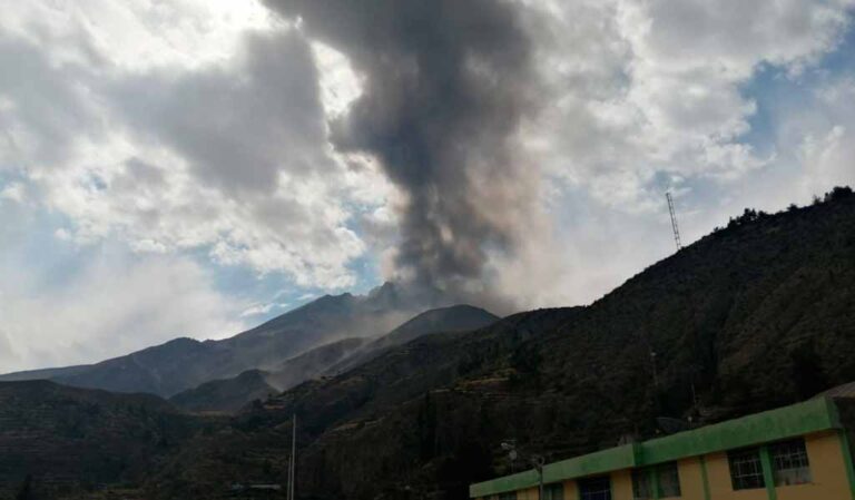 Volcán Ubinas registra nueva explosión y emite columna de más de 3 mil metros
