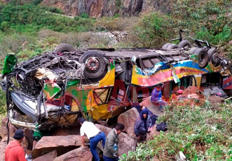 10 fallecidos y 14 heridos en fatal accidente de tránsito