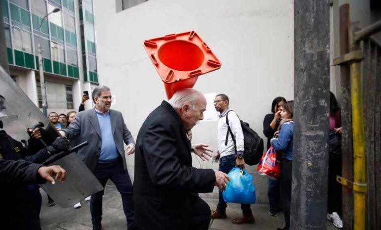 Carlos Tubino es golpeado con un cono en la cabeza al llegar al Congreso