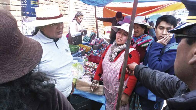 Todos los Santos: Más de 200 comerciantes perjudicados por mala decisión de subgerencia