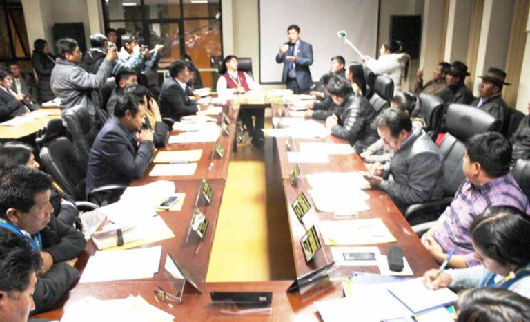 Secretaria del Consejo Regional se aferra al carro