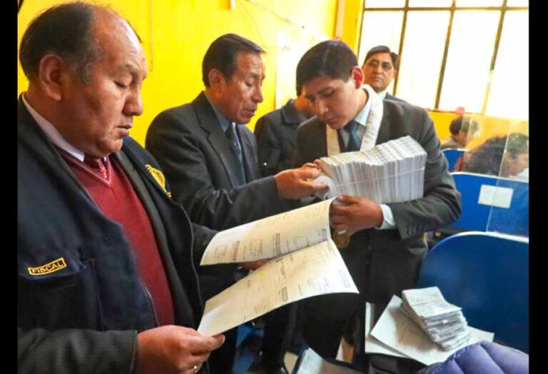 Cajero municipal fue intervenido por irregularidades