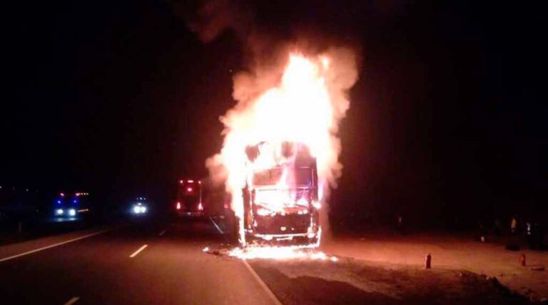 Bus con delegación escolar se incendió en medio de carretera