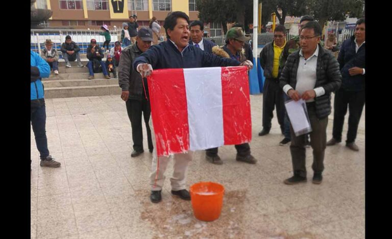 Gremios lavaron bandera nacional en rechazo a excongresistas
