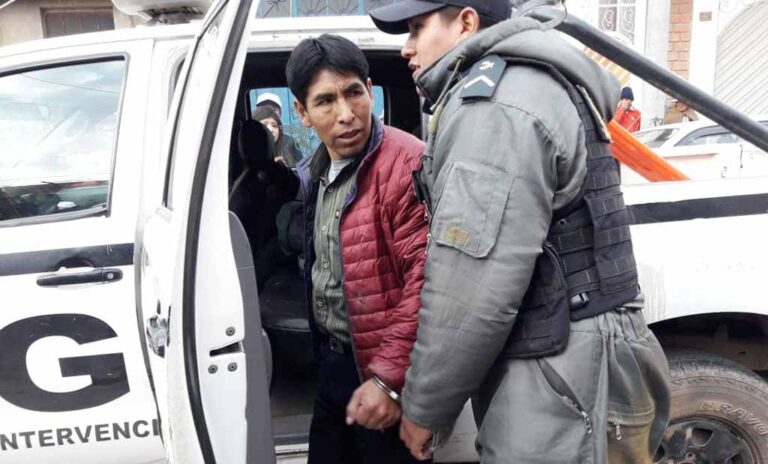 Conductor ebrio chocó unidad contra combi urbana y dejó con severas lesiones a abuelito