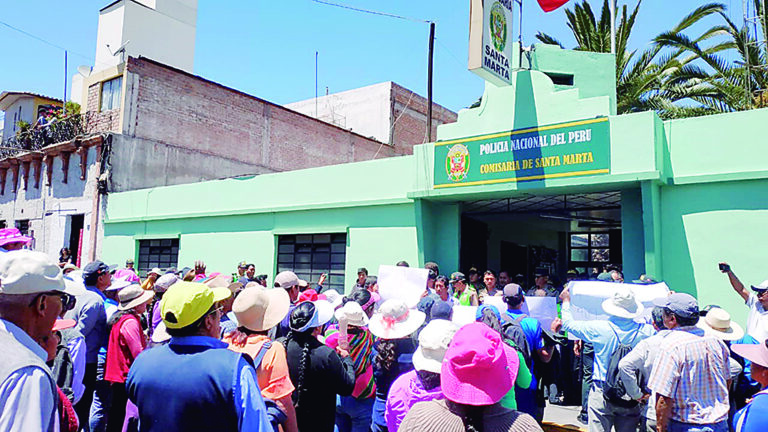 Plantón en comisaría de Santa Marta por demoras