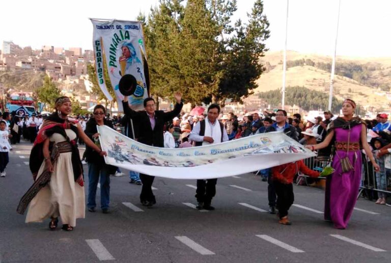 Colorido corso por el nuevo aniversario de la ciudad de Puno